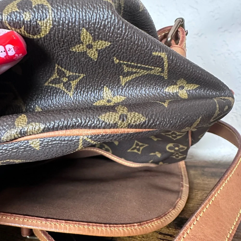 Authentic Louis Vuitton Samaur 35 Monogram Messenger Bag